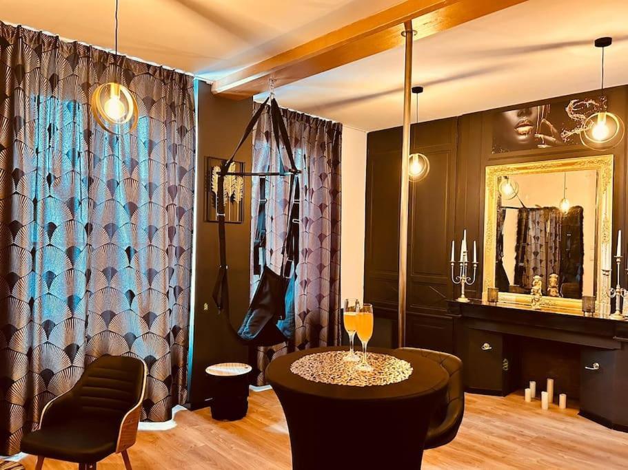 Love Room « L'Etreinte Doree » Illiers-Combray Luaran gambar